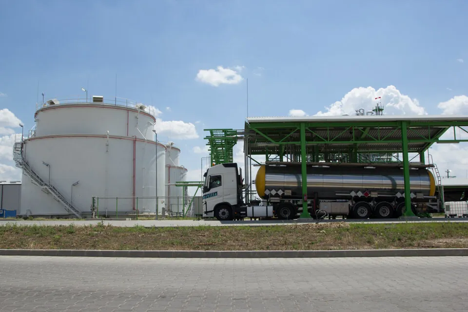 Construction of the alcohol tank farm, denaturing station and road tanker loading facility at Tiszapüspöki