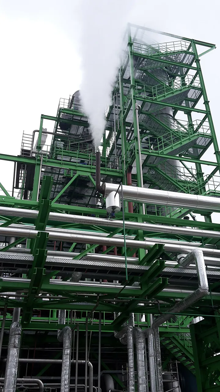 Steel structure and piping in an industrial facility