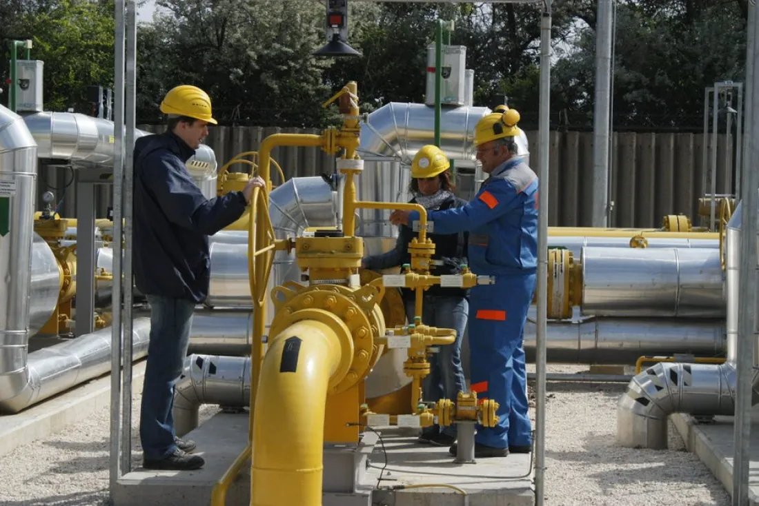 Kraftszer fitters working on a gas pipeline system